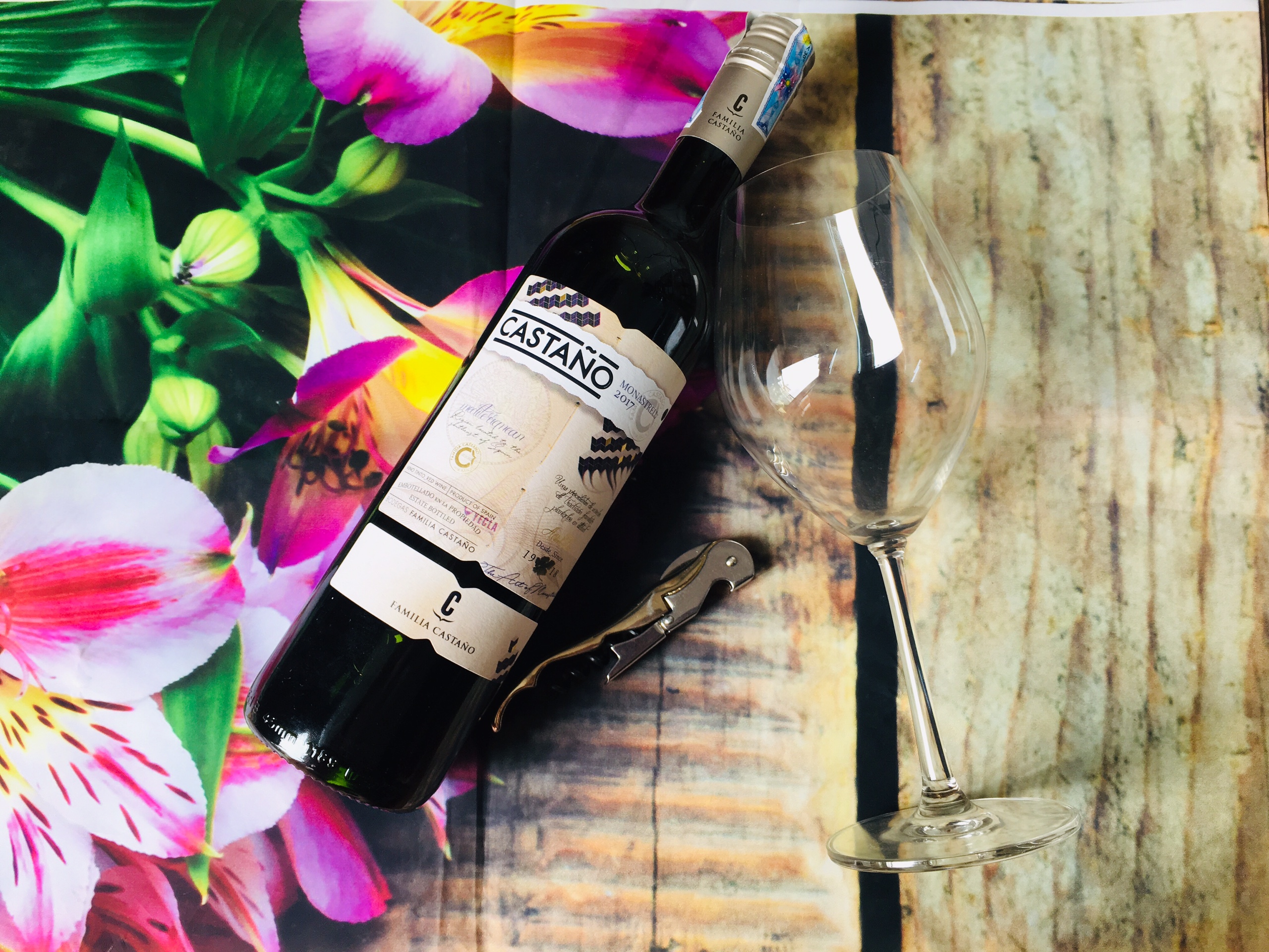 Vang Castano Monastrell có thiết kế rất trang nhã