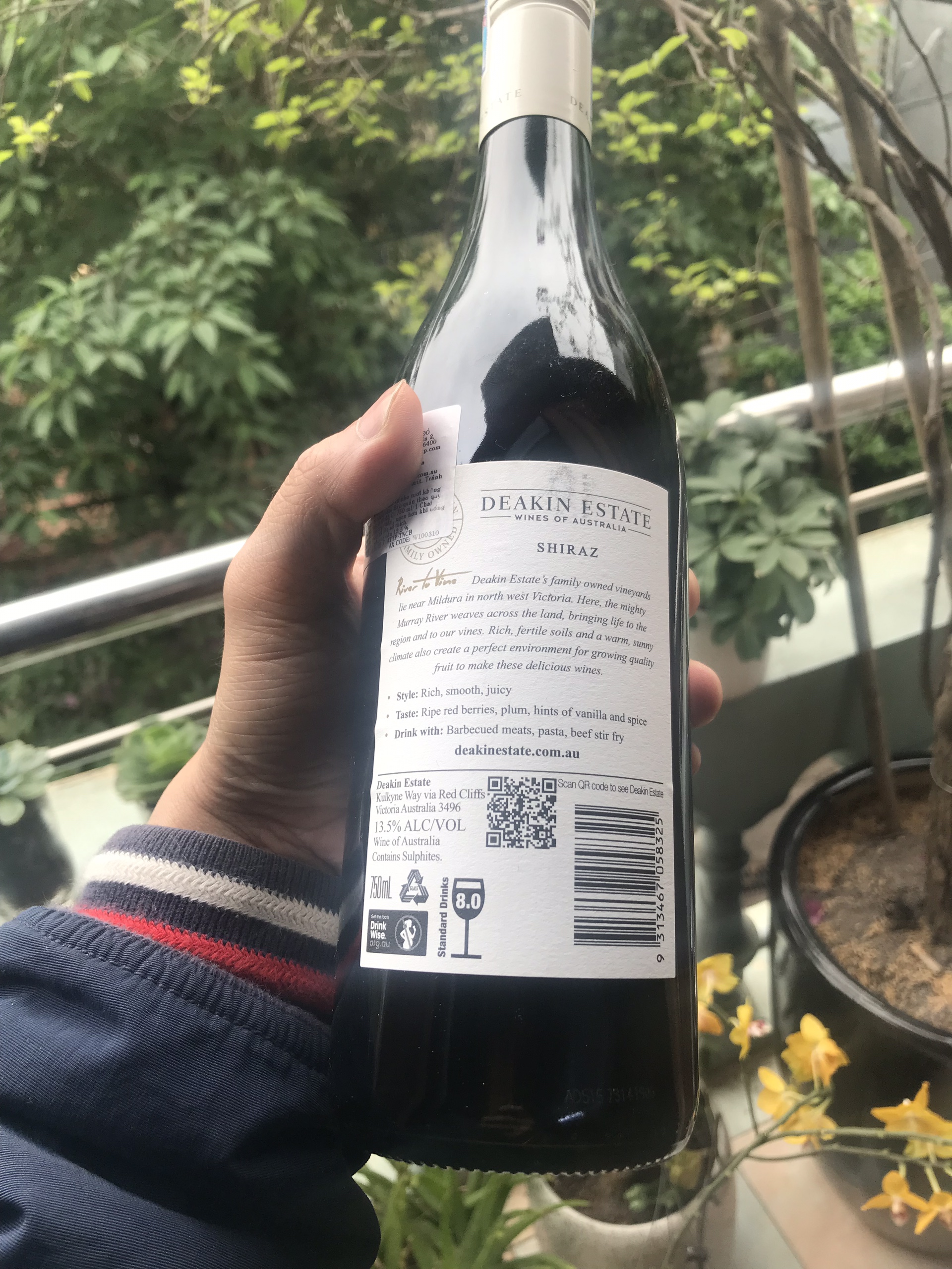 Vang Deakin Estate Shiraz có mùi thơm đặc trưng của các trái dâu đỏ