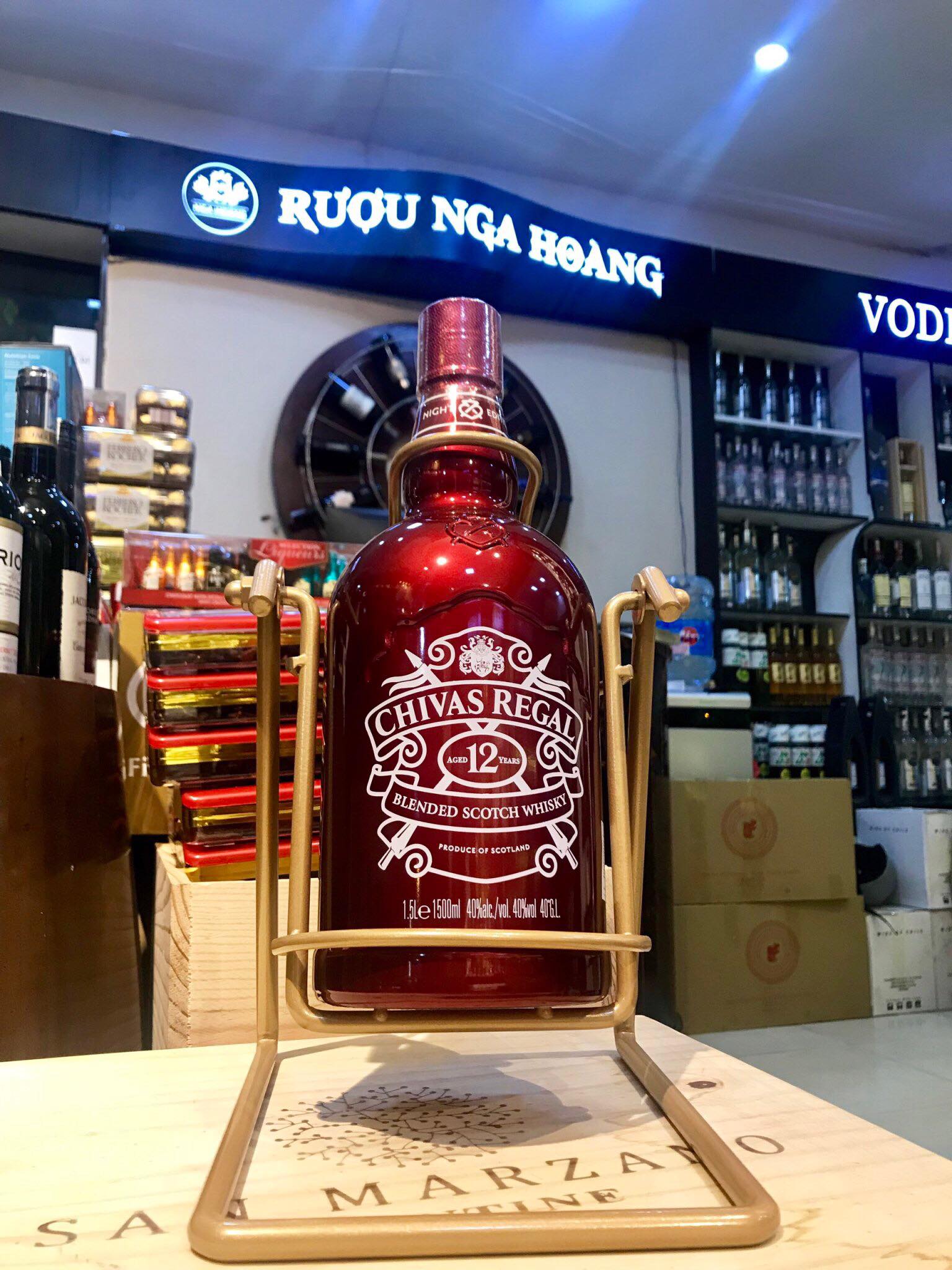 CHIVAS 12 BẢN LIMITED ĐỎ 1,5 LÍT +KỆ (Hết Hàng)