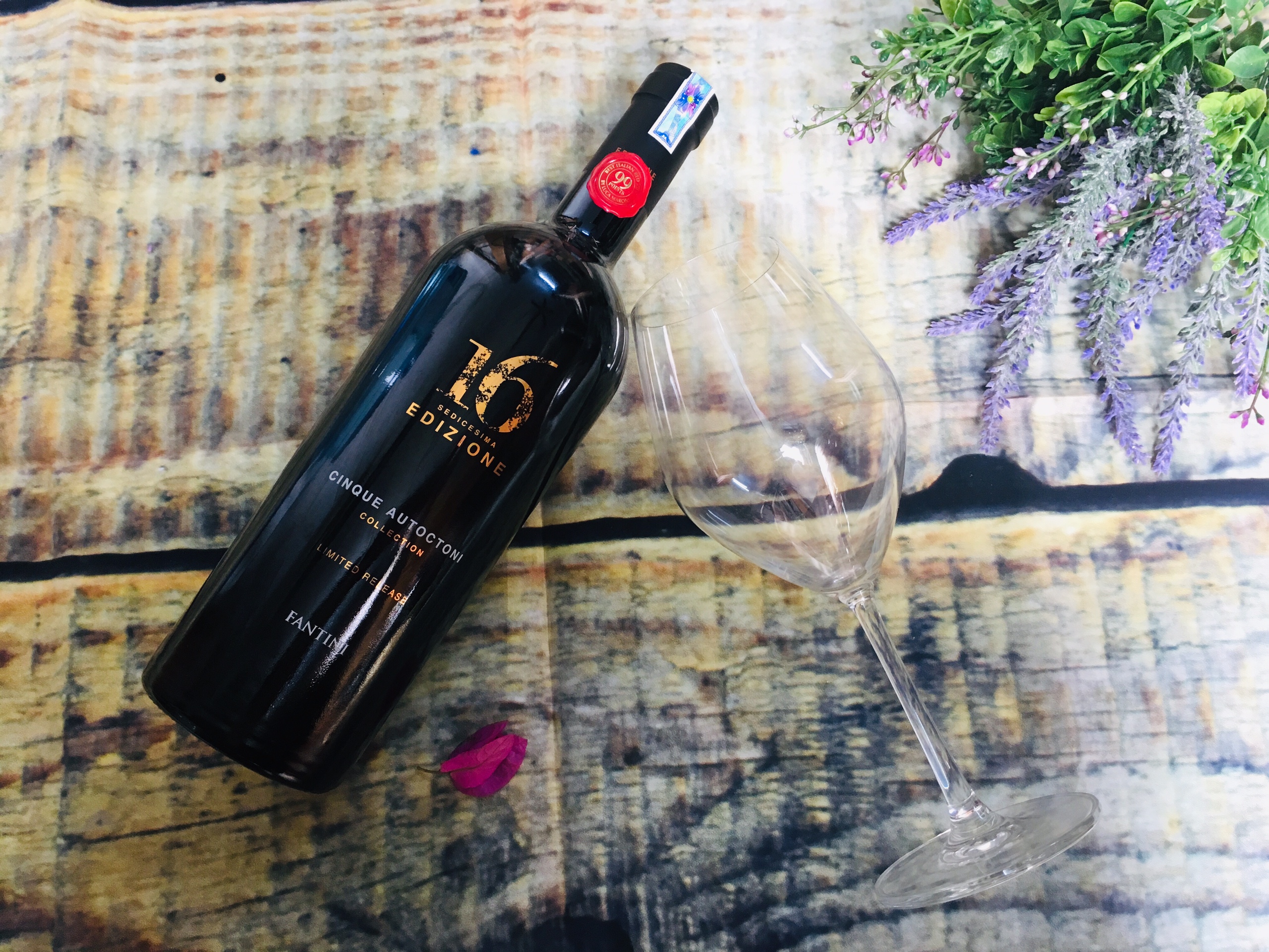 Rượu vang16 Edizione Limited Release có hương thơm mãnh liệt của quả mâm xôi, mận chín, nho khô...