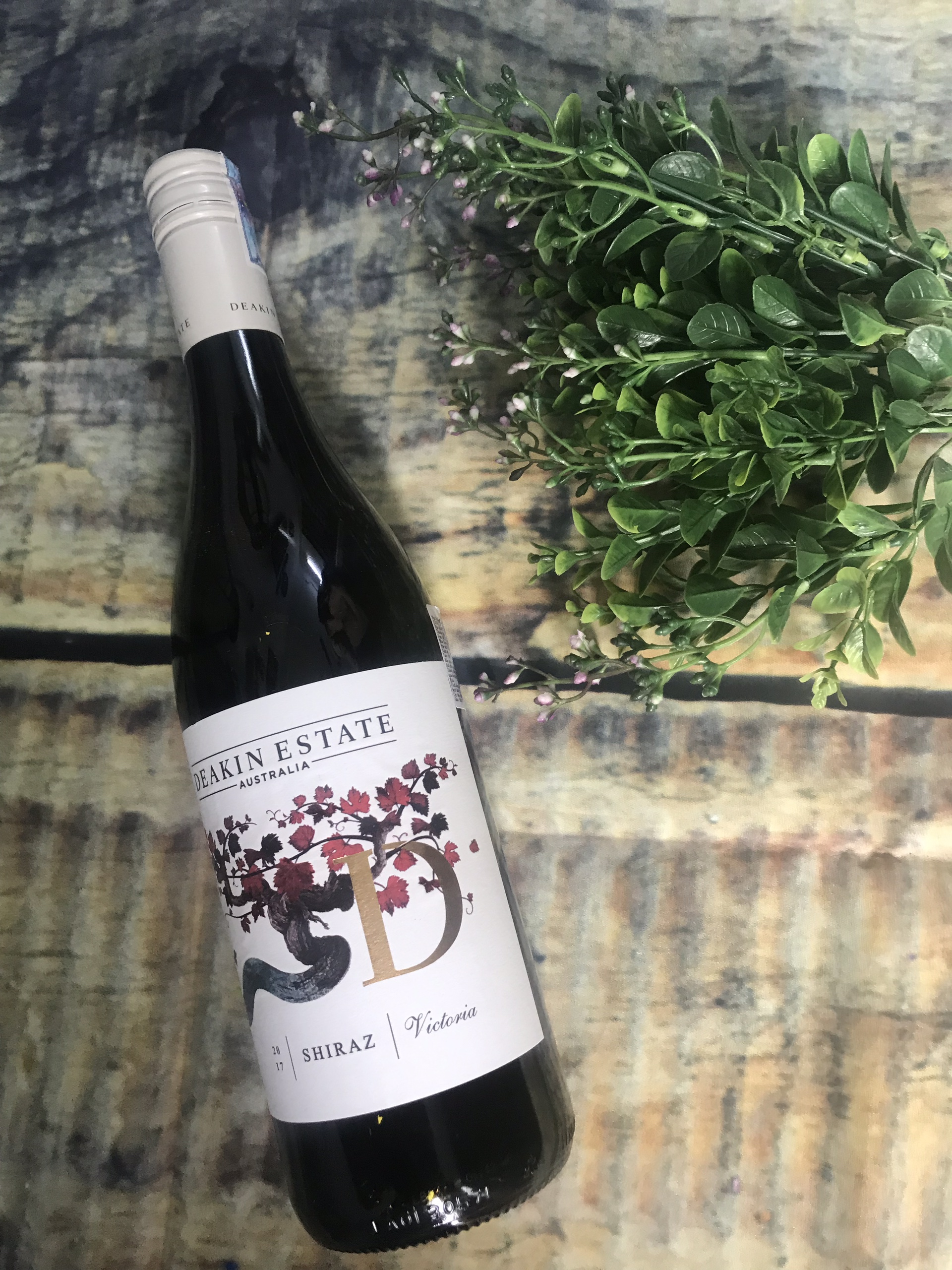 Vang Deakin Estate Shiraz là chai vang nổi tiếng của hãng