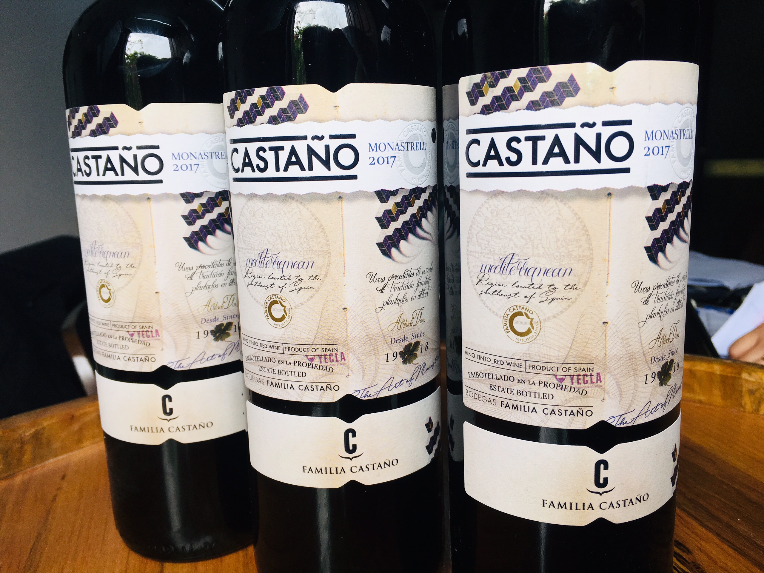 Vang Castano Monastrell là một trong những loại vang Tây Ban Nha bán chạy nhất ở Thịnh Vang