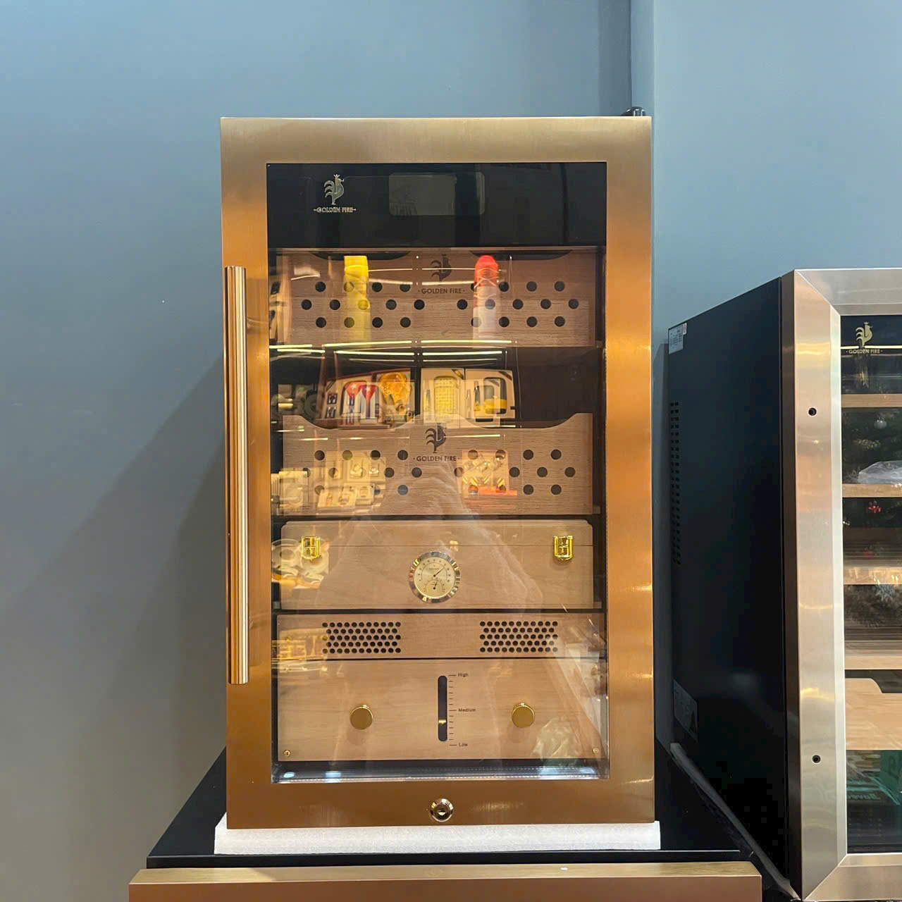 TỦ BẢO QUẢN CIGAR GOLDEN A70  (SỨC CHỨA 300 ĐIẾU)