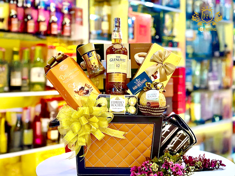 Mẫu giỏ quà Tết rượu The Glenlivet 12 và chocolate, bánh, kẹo nhập khẩu