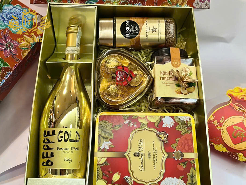 Hộp quà Tết kết hợp rượu vang biểu trưng tài lộc