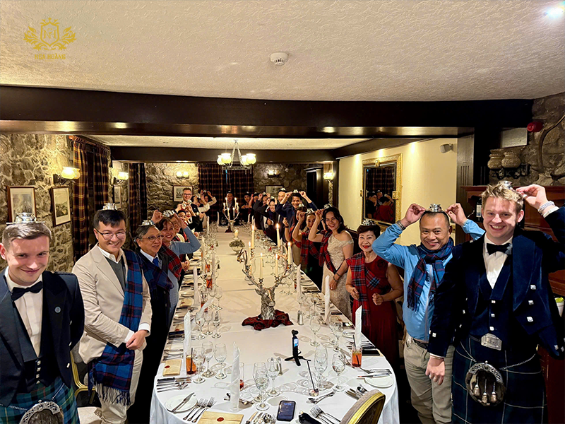 Rượu Nga Hoàng và những trải nghiệm đặc quyền trong chuyến tham quan “Home of Chivas”