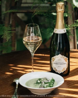 Champagne Alfred Gratien Brut cao cấp dùng cùng món ăn và ly champagne tại RuouNgaHoang.com.vn
